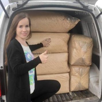 Доставка спрессованных древесных опилок в брикетах